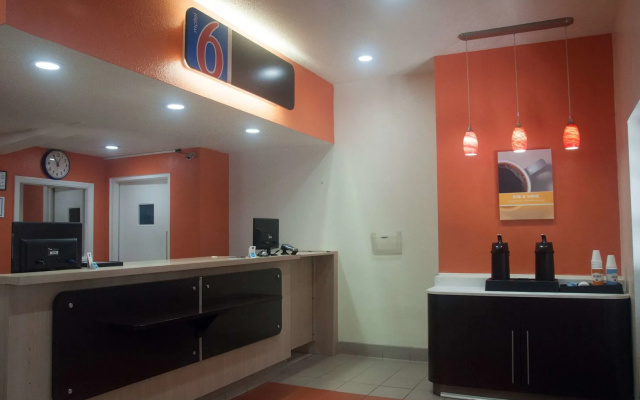 Motel 6 Raleigh, NC - Cary