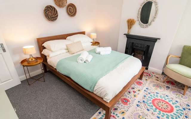 Little Boat: A Modern Beachside Flat