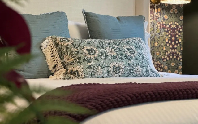 The Aurora Inn & Cottages