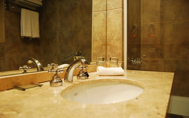 Cacique Inacayal Lake & Spa Hotel