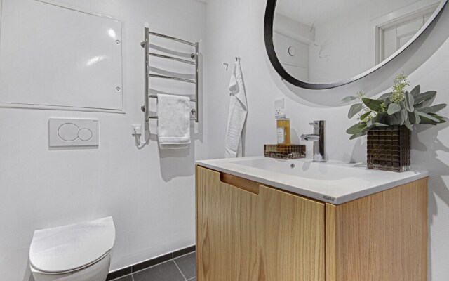 Sanders Regent - Smart 2-bdr Apt With Terrace