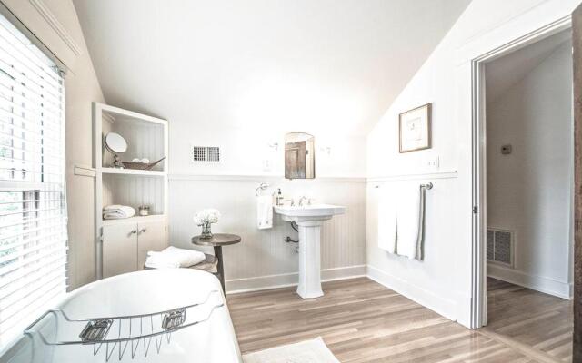 Belmont Blvd Bed and Breakfast