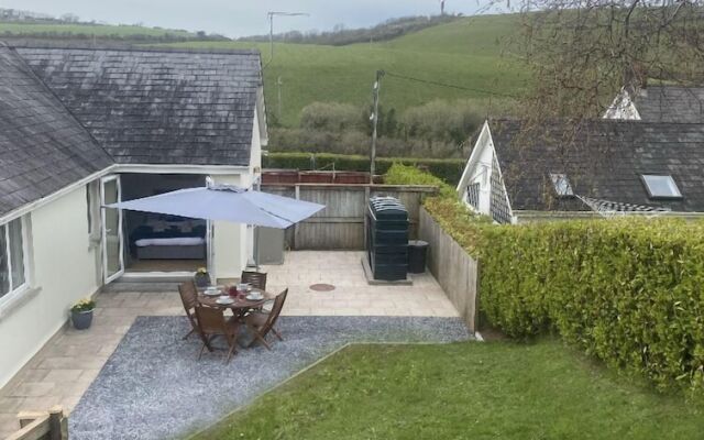 Beautiful 2 Bed Bungalow in Laugharne Situated