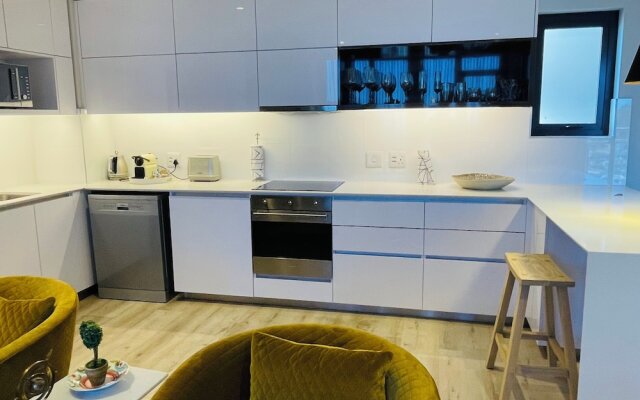 Urban Elephant 16 on Bree