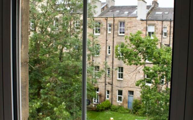 Central 2 Bedroom Flat In Leafy Marchmont