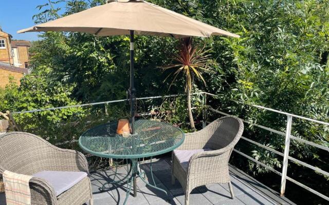 Entire 1bed Studio With Ensuite, Balcony & Parking