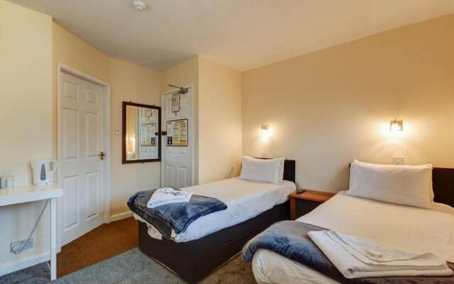 Commodore Hotel & Suites