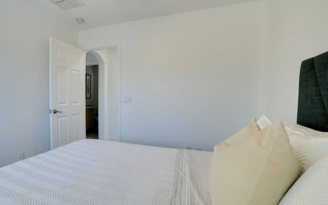 Bright Goodyear Home: Community Pool, Hot Tub