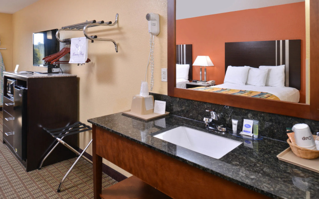 Douglas Inn And Suites