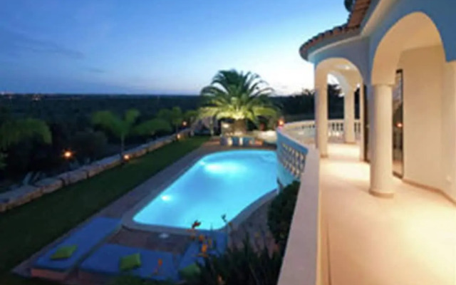 Luxurious Villa in Silves With Swimming Pool
