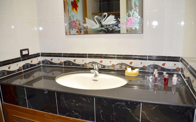 ThepThip ArtDeco Apartments