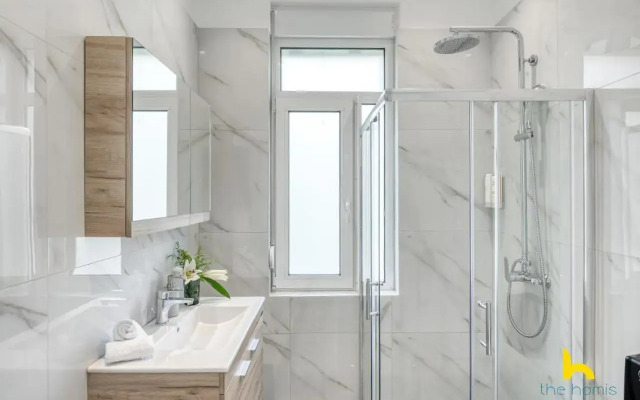 Contemporary 2-BDR APT near Kalimarmaro & Alsos Park!