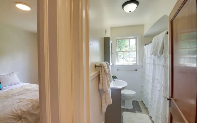 Charming Hamilton Hideaway: Half-mi to Main St!