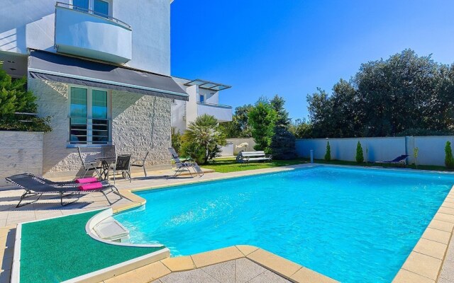 Villa Aylin, 5-bed, Next to the sea