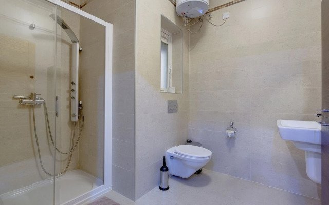 Luxury Apt with Side Sea Views & Pool, Top Location