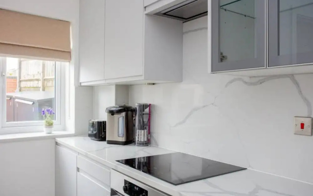 Bright 1 Bedroom Apartment in West London