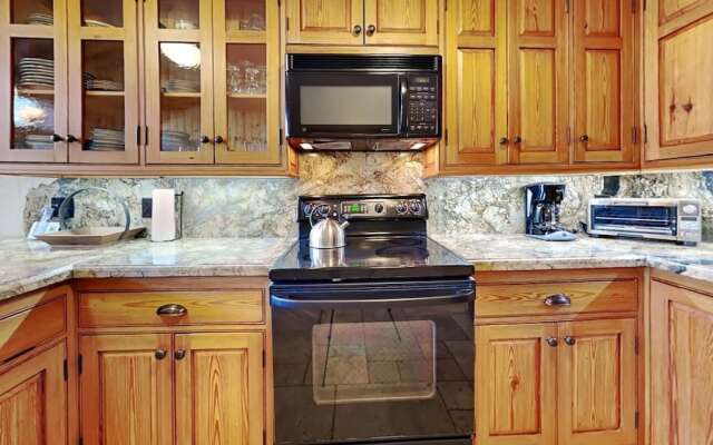 Slopeside Four Bedroom Homes at 1849 Condos - Free Wifi & Parking!