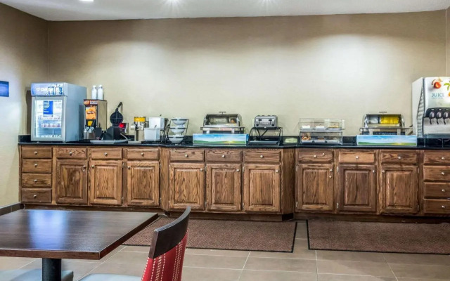 Holiday Inn Exp Stes Hannibal