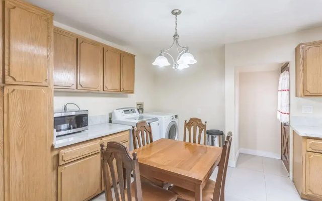 Russell House Near Hollywood & Griffith Park 3 Bedroom Home