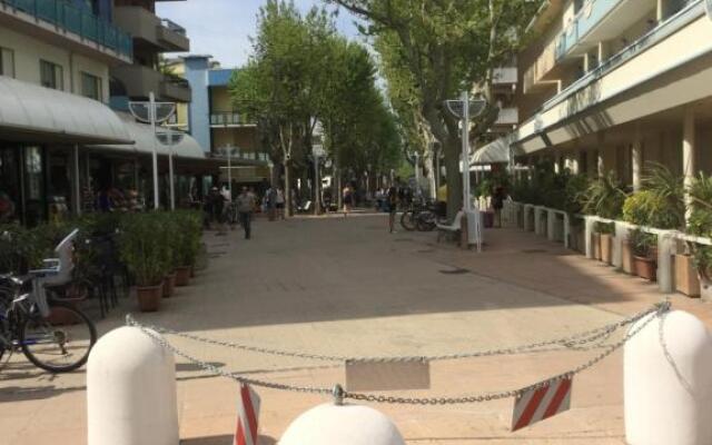 Appartamento viale pedonale a due passi dal mare