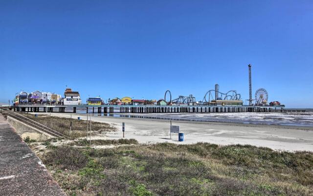 Walk to Beach: Home in Galveston!
