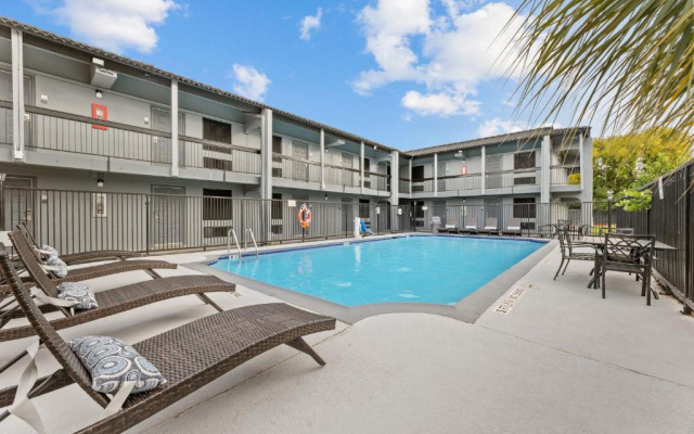Super 8 by Wyndham Texas City/Galveston Area