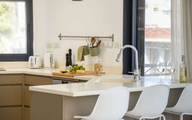 Stylish 3-BR Apt w Balcony and Parking