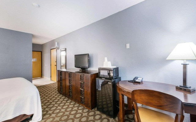 Econo Lodge Inn & Suites