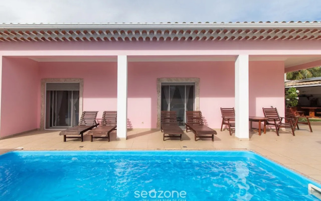 House w/ Pool 350 m From Taperapuan Beach Rud0047