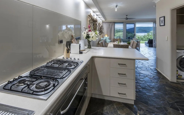 Poinciana Lodges -Ocean Views