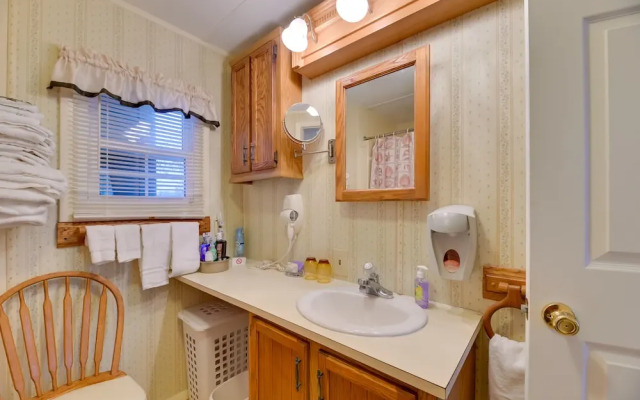 Quaint Lakemont Retreat: 1 Mi to Seneca Lake!