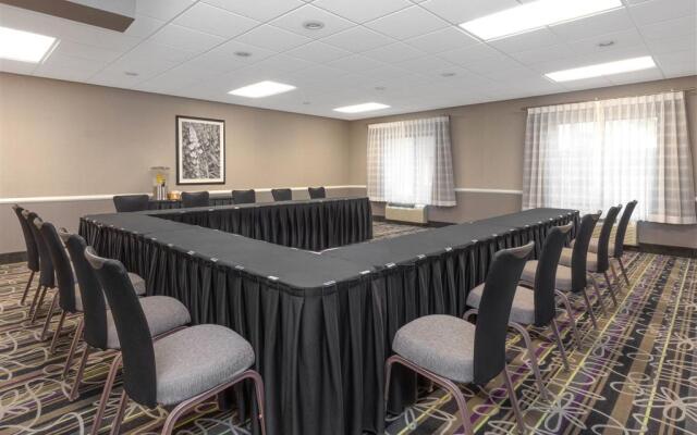 La Quinta Inn & Suites by Wyndham Clifton Park/Saratoga Area