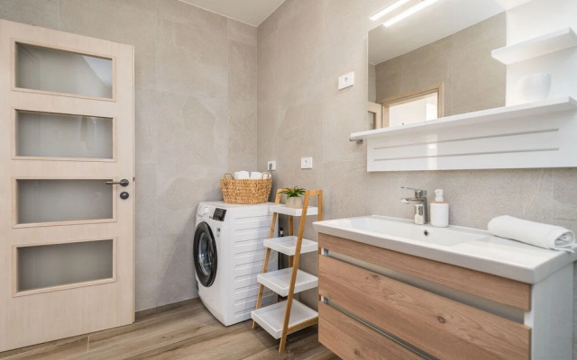 Luxury Villa With Heated Pool 05