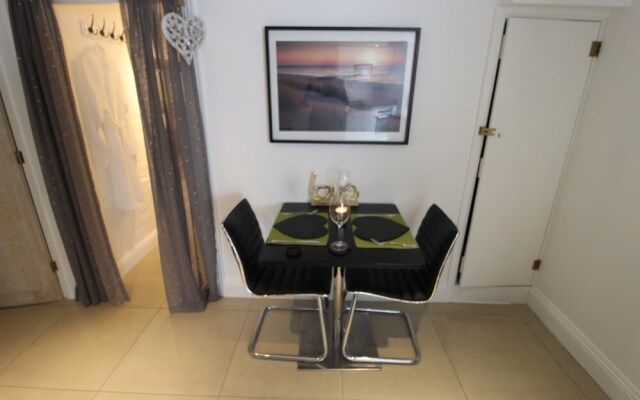 Beautiful Cosy 1 Bedroom Basement Apartment