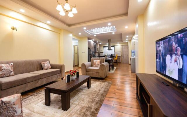 K's Place - Elegant 2 Bedroom Apartment with a Pool & Gym