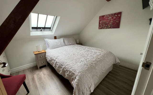 Delightful 1 bedroom Split-Level Apt in Glastonbury Town Centre