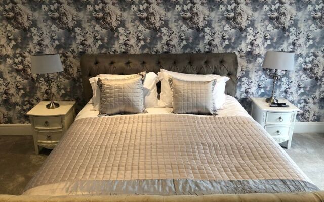 Beautiful Family Home With 42ft Pool & Cinema Room