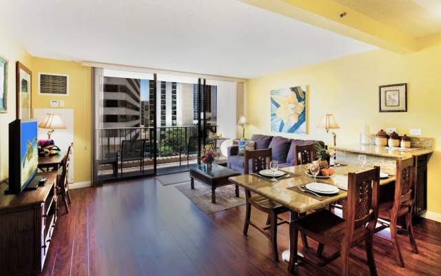 Waikiki Sunset Close to Beach with Parking