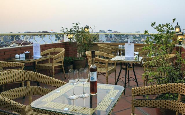 Lucky 3 Hotel & Travel