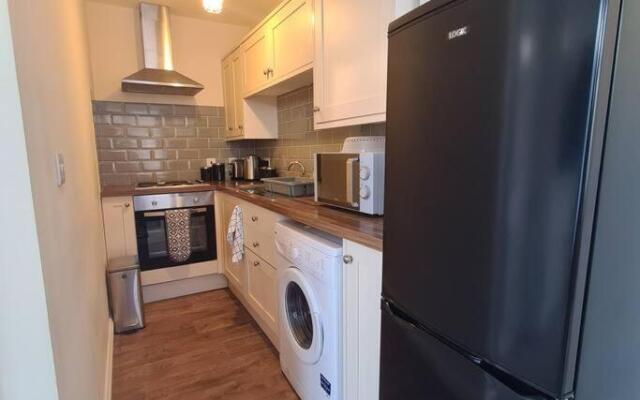 Groundfloor 1 bedroom apartment with free parking!