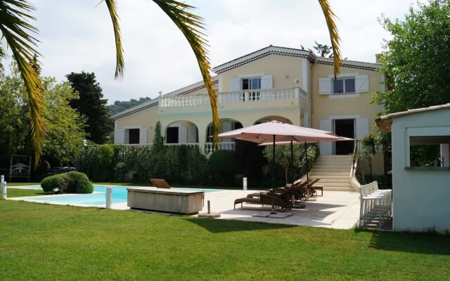 Stylish villa near Mougins with large, private pool and lovely outdoor kitchen