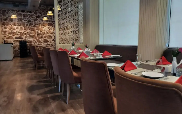 Hotel Luxe Opera NH8 - 7km from IGI Delhi Airport