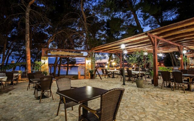 Apartment with Sea View And Ac, 12km From Sibenik