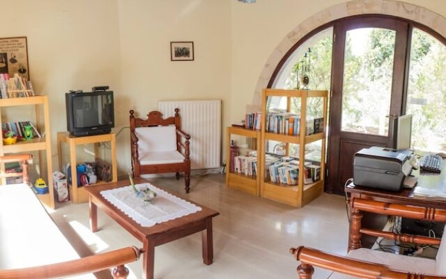 Group Accomodation, Heliopetra Studios And Houses