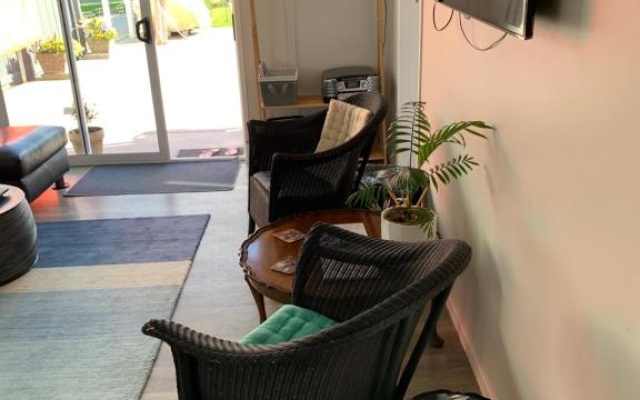 Beside the sea, park up and relax - Just 20 steps to the beach - Wi-Fi & Linen – Guest Rooms – Whitianga