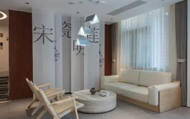 Lotus Pond Retreat Designer Hotel (People's Square Taoyangli)