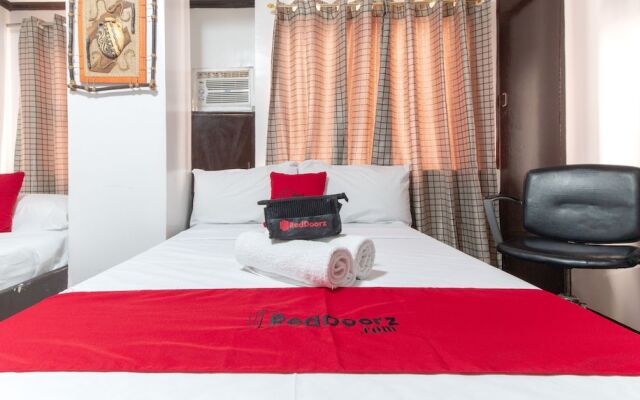 RedDoorz @ Real Street Tacloban
