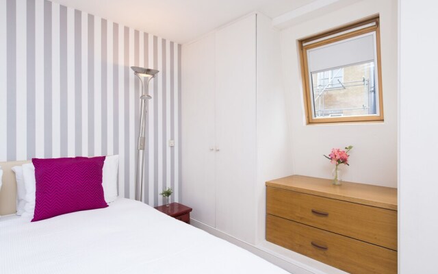 Quirky 2BR Mews House in Popular Earls Court