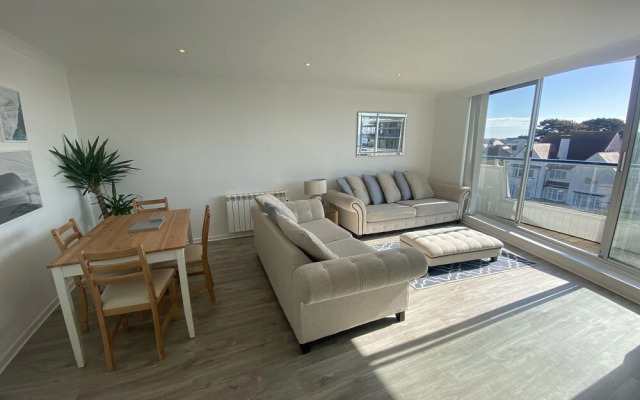 Stunning 2 bed Seaside Apartment With Sea Views