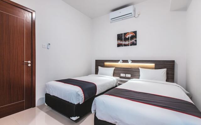 Super Oyo Collection O 16 Vittoria Residence